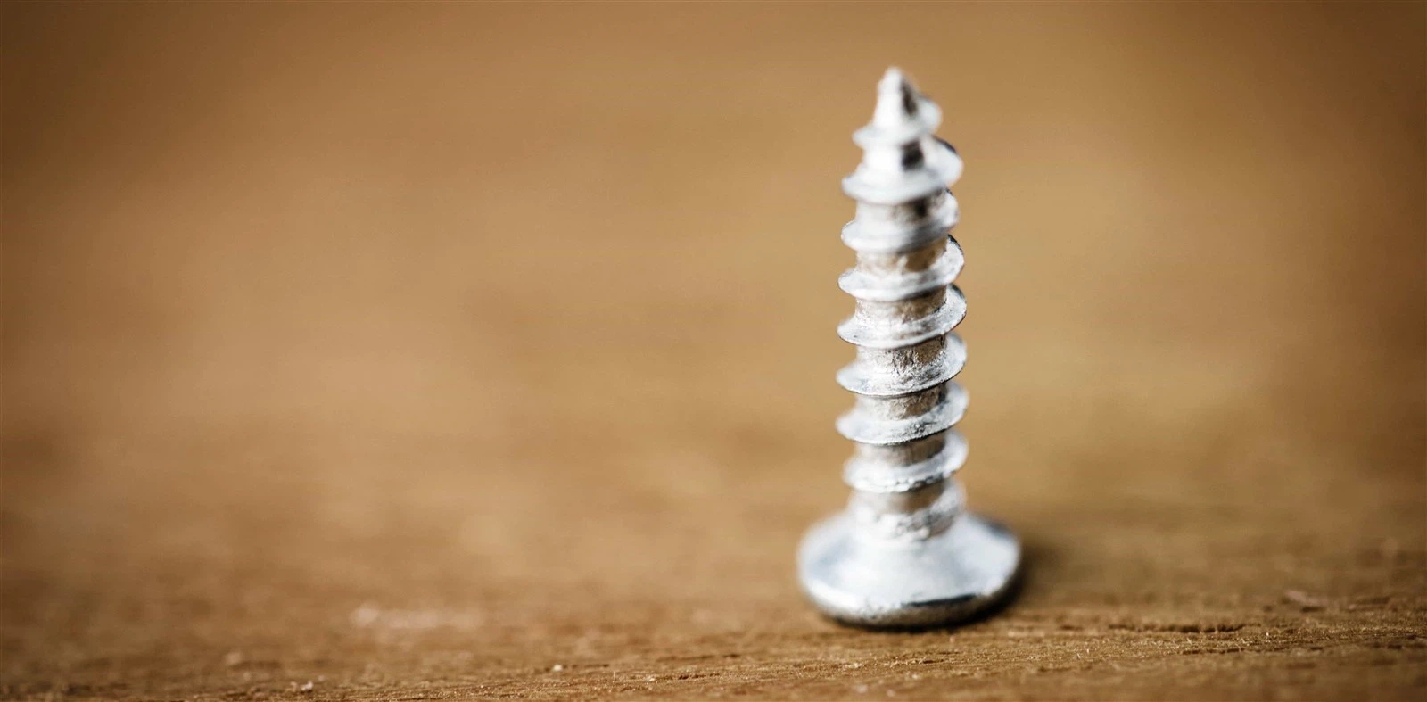 macro-shot-screw-wooden-backgroundcompressed macro-shot-screw-wooden-backgroundcompressed